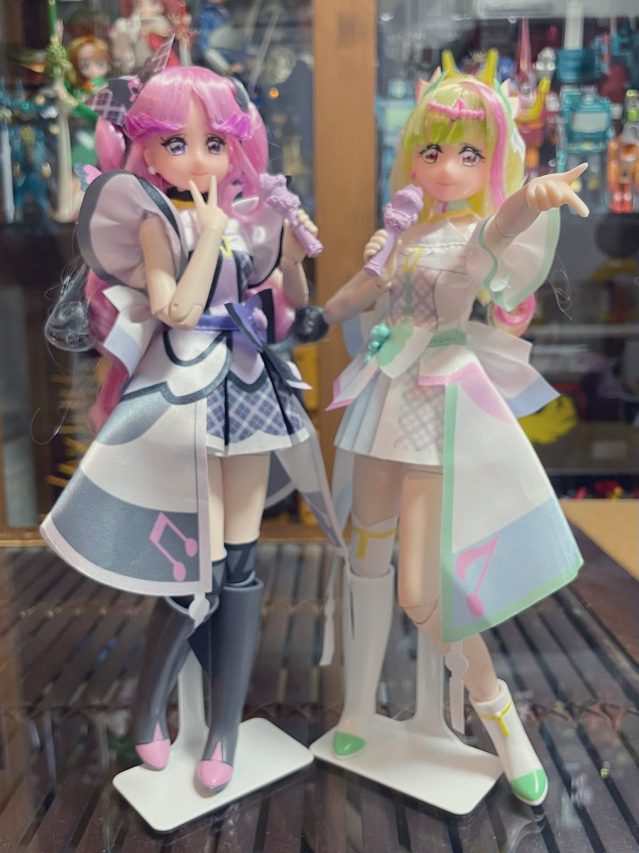 ひさしぶりに可動素体へすげ替え。キュアズキューンの、スカートからすっくと伸びた脚がカッコいいので、どうしても頭身高めのボディにしたかったのです。
