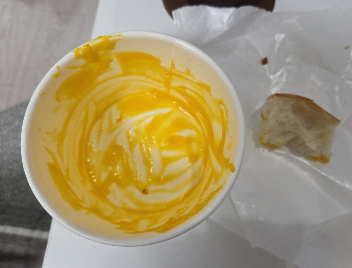 짝꿍이 나 먹으라고 남겼다고 이거줌(단호박스프) 발우공양 하라고 포카치아 조각도 줬어요 역시 나 생각해주는건 자기뿐야