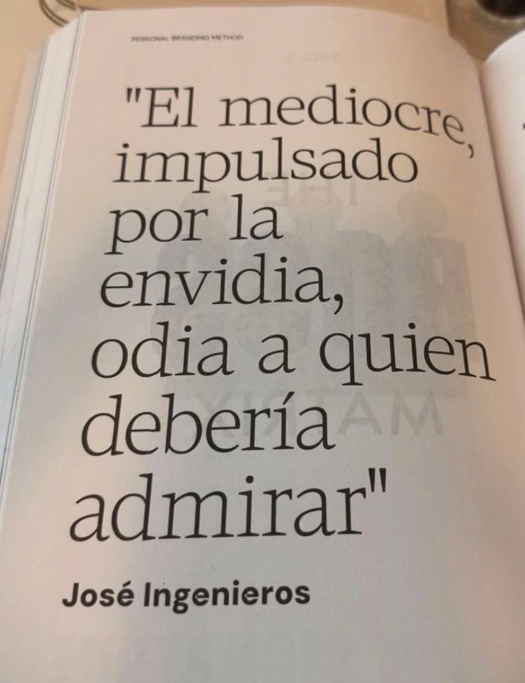 No es el talento el que daña al mundo.
Es la mediocridad organizada