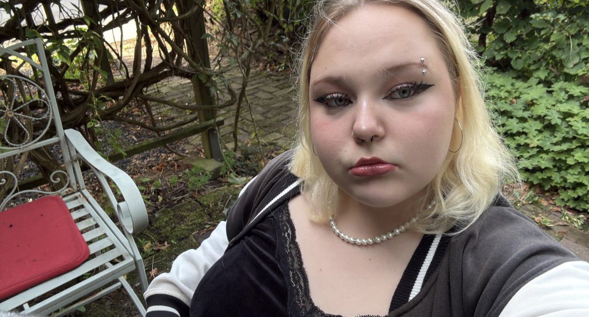 GoddessOfLiebe's tweet photo. Dumme Sklaven haben nichts zu sagen. Zu gehorchen und Brav vor ihrer Herrin zu Knien, ist das einzige, was sie verdient haben. #Geldsklave #Findom #Geldherrin #herrin #sklave https://t.co/mnJVrYxfTu