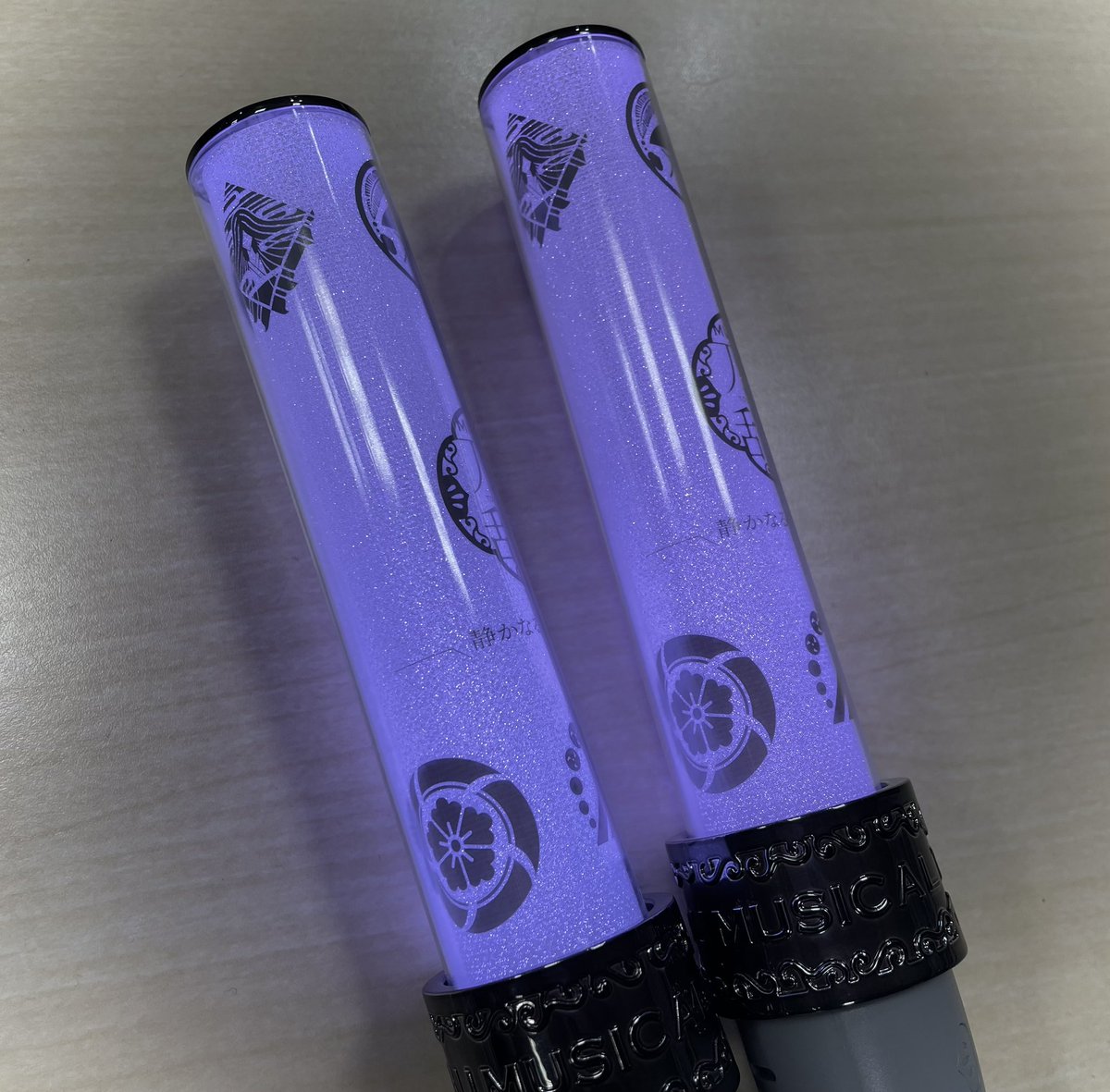 makay0809's tweet photo. ミュージカル『刀剣乱舞』〜静かなる夜半の寝ざめ〜東京凱旋大千穐楽。
２部はペンライトを振って見届け。色変更スイッチのペシペシ音、客席の愛を感じる瞬間！御一緒出来て嬉しかったです🎵（楽屋での写メは色が上手く出なかったっ）
夜半カンパニーに参加できて幸せでした！ありがとうございました！ https://t.co/hAxbJ9UuoZ