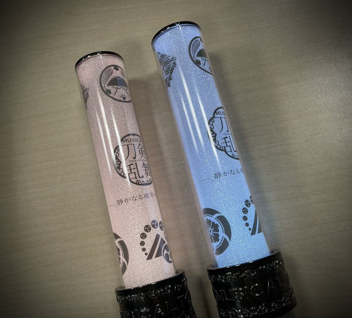 makay0809's tweet photo. ミュージカル『刀剣乱舞』〜静かなる夜半の寝ざめ〜東京凱旋大千穐楽。
２部はペンライトを振って見届け。色変更スイッチのペシペシ音、客席の愛を感じる瞬間！御一緒出来て嬉しかったです🎵（楽屋での写メは色が上手く出なかったっ）
夜半カンパニーに参加できて幸せでした！ありがとうございました！ https://t.co/hAxbJ9UuoZ