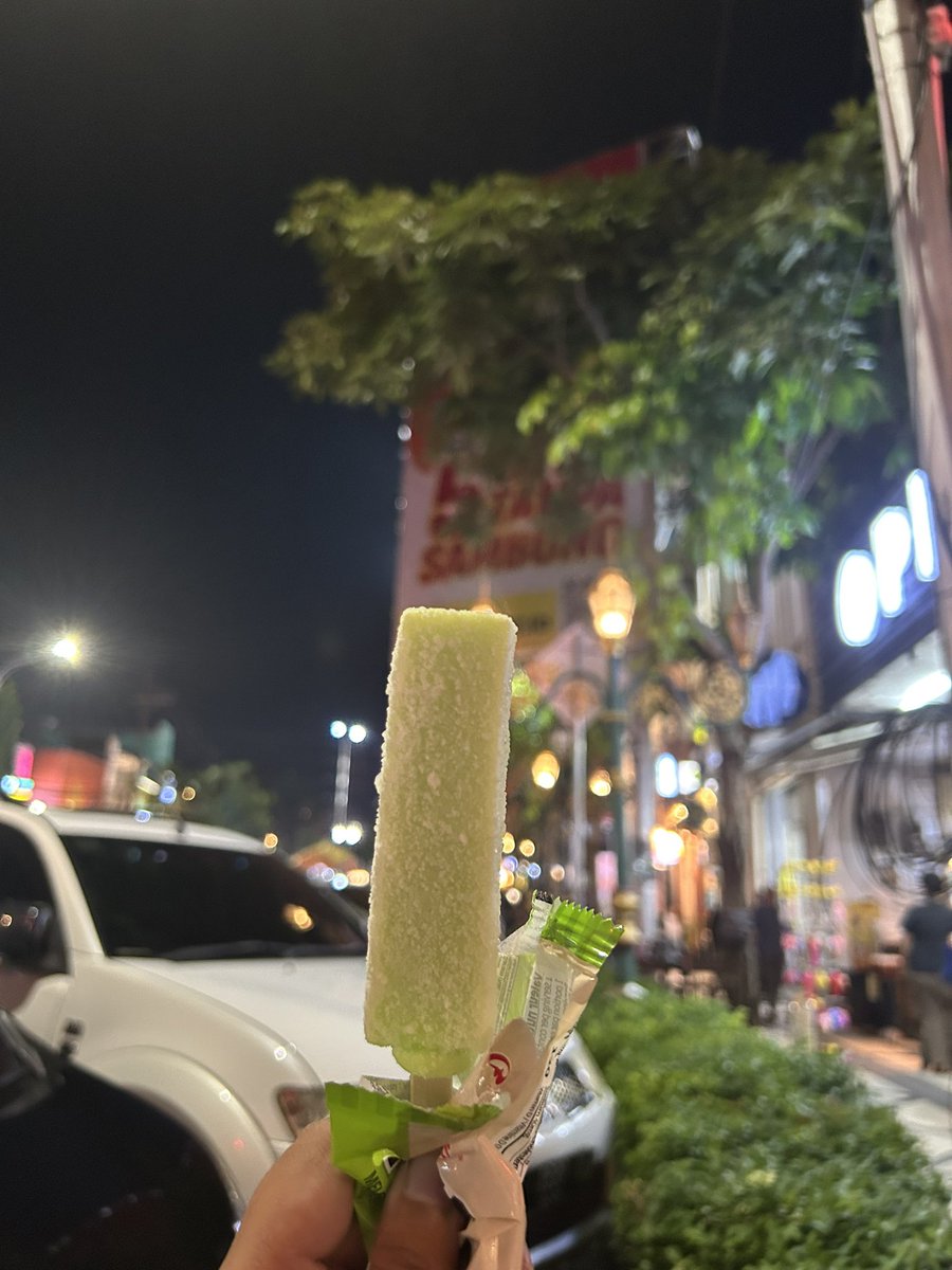 shinbbangil's tweet photo. Join makan es krim melona sambil menembus keramaian😋 https://t.co/NfdWFWleDr