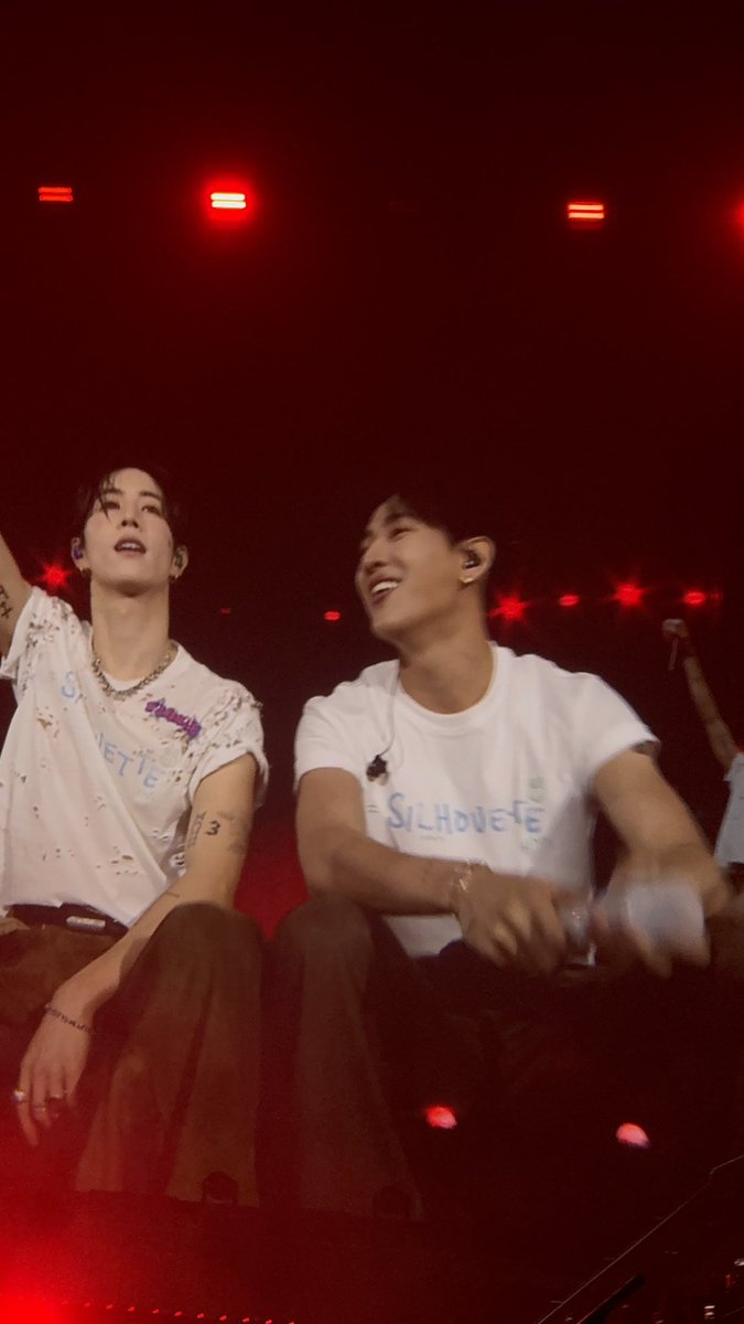 Gypsophiilas's tweet photo. ใครจะอยู่ก็อยู่ กูไม่อยู่แล้ว ขอลา กูร้องไห้เลย @marktuan @BamBam1A 

MARK TUAN SILHOUETTE FANCON
#MarkTuanTheShapeOfYou_BKKD2
#MarkTuanFanconBKK2026
#MarkTuan #BamBam #MTBB https://t.co/MS3Hc3NbjS