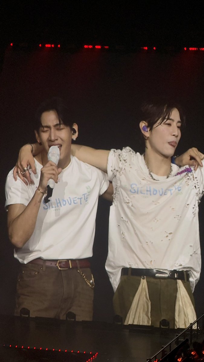 ใครจะอยู่ก็อยู่ กูไม่อยู่แล้ว ขอลา กูร้องไห้เลย <a href="/marktuan/">Mark Tuan</a> <a href="/BamBam1A/">BamBam</a> 

MARK TUAN SILHOUETTE FANCON
#MarkTuanTheShapeOfYou_BKKD2
#MarkTuanFanconBKK2026
#MarkTuan #BamBam #MTBB
