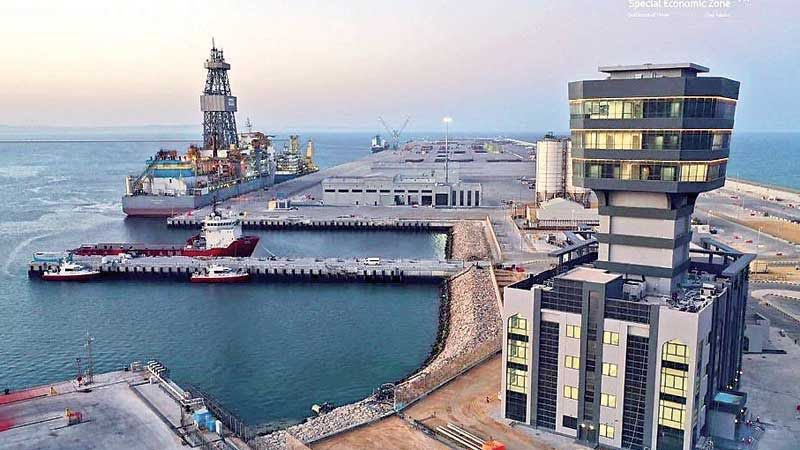 ميناء #الدقم التجاري بسلطنة #عمان يتعرض لاستهداف بطائرتين مسيرتين، استهدفت إحداها سكن عمال متنقل، أدت إلى إصابة عامل وافد، فيما سقط حطام الأخرى في منطقة بالقرب من خزانات الوقود دون خسائر بشرية أو مادية. 

- وكالة الأنباء العُمانية 

#البحرية 
#Oman