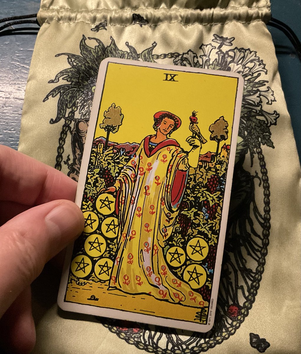 JosephCollierS2's tweet image. Today is a good day for enjoying yourself and indulging in the things you love…spend time nurturing yourself and those you love xoxo
#Cardoftheday