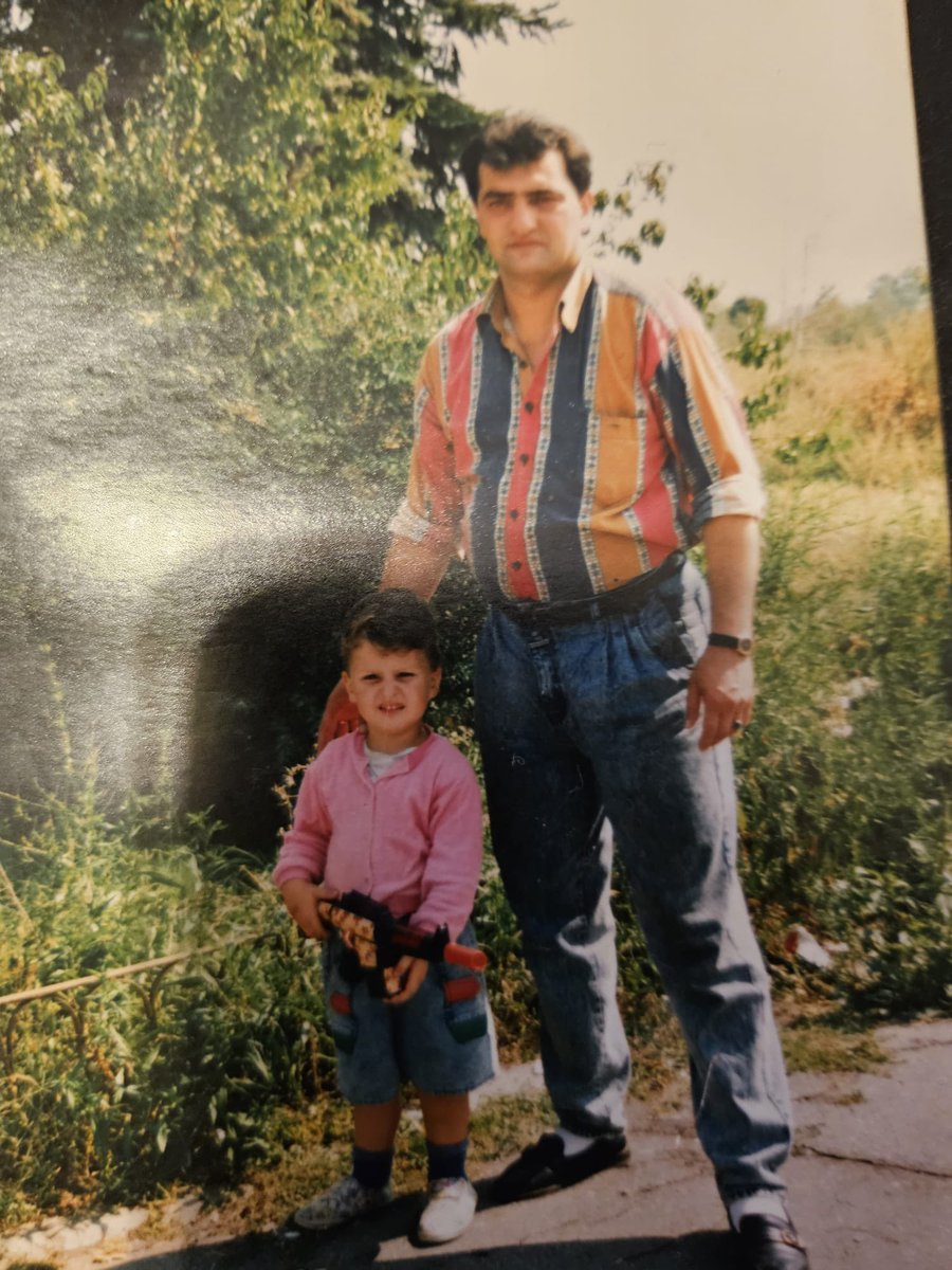 MishoAmoli's tweet photo. Si mi padre estuviese vivo hoy sería uno de los días más felices de su vida. Por fin podría volver a ver a su familia ❤️🇮🇷 https://t.co/nurTCGgmsp
