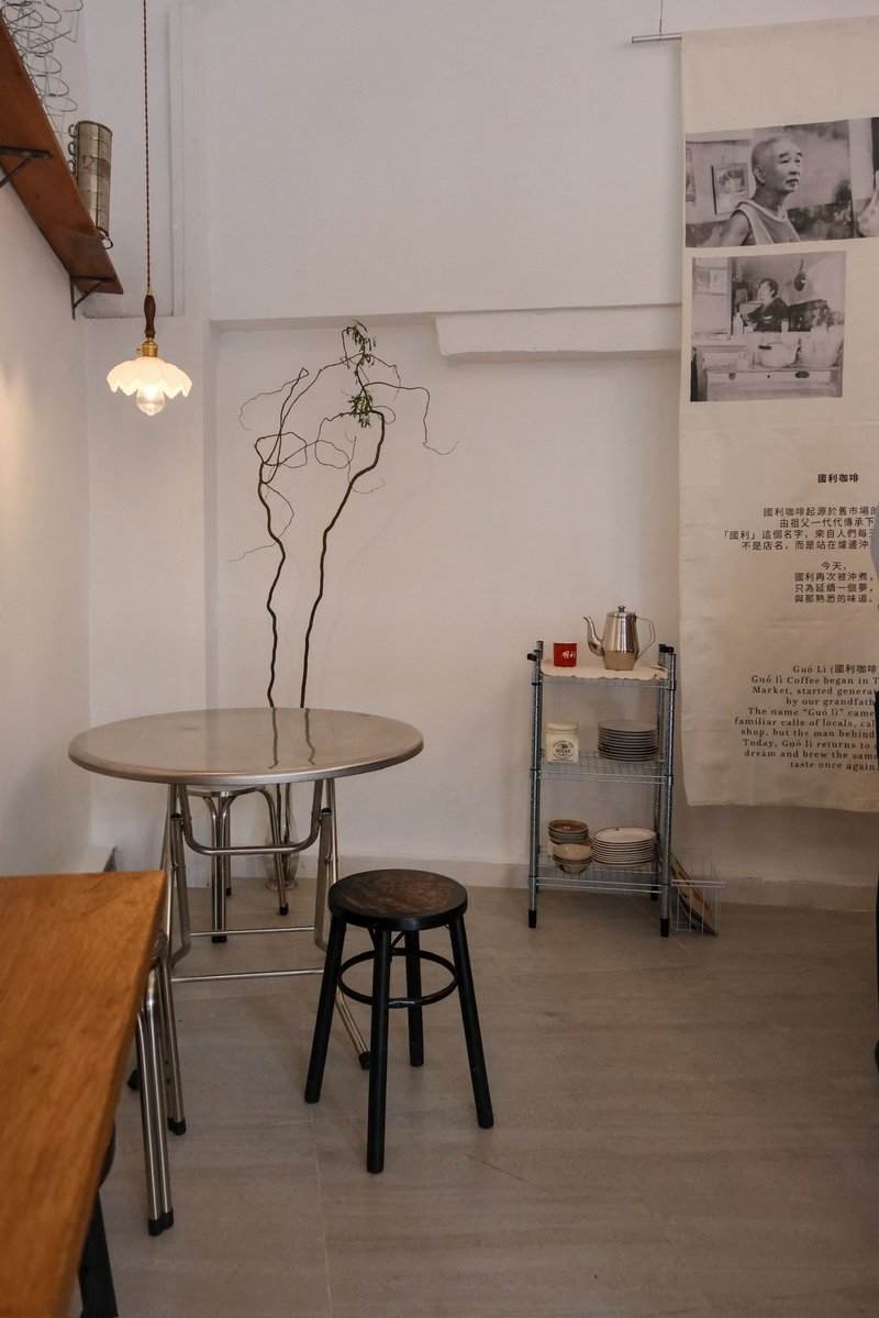 ชาสีเหลืองทองสุดแปลกตาจากร้านชาโบราณที่ตลาดตรอกหม้อ กลับมาเปิดอีกครั้งในมู้ดสุดฮิปย่านพระนคร กับร้านก๊กหลี ชอบจังที่ลูกหลานเอาอะไรแบบนี้มาสืบสานต่อ 🫖🌼🧋