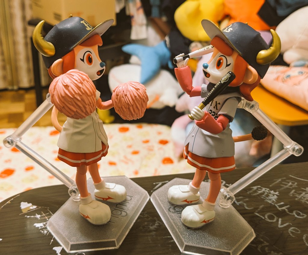 おしゃべりに夢中でカメラを向けられている事に全く気付いていない2人