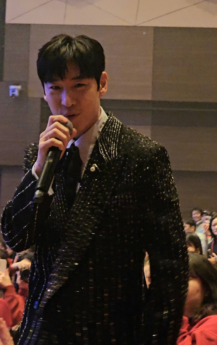 รู้สึกโชคดีเรื่องที่นั่งจริงๆ มันมีจังหวะที่พี่เดินมาใกล้ๆตลอด เลยได้เห็นหน้าใกล้ๆบ่อย