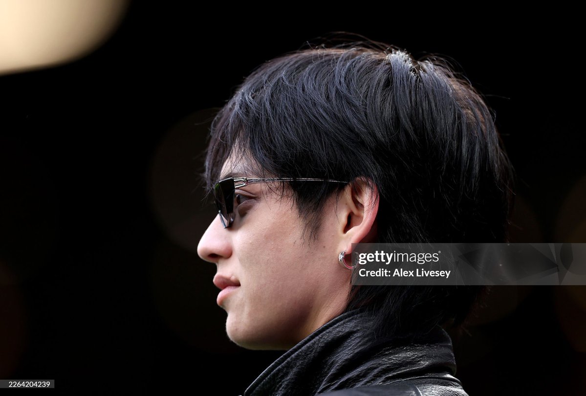 [ Gettyimages : Manchester United v Crystal Palace - Premier League ] 

MANCHESTER, ENGLAND - MARCH 01: Thai actor, singer and entrepreneur, Vachirawit Chivaaree, also known as Bright Vachirawit or simply 'Bright', looks on prior to the Premier League match between Manchester