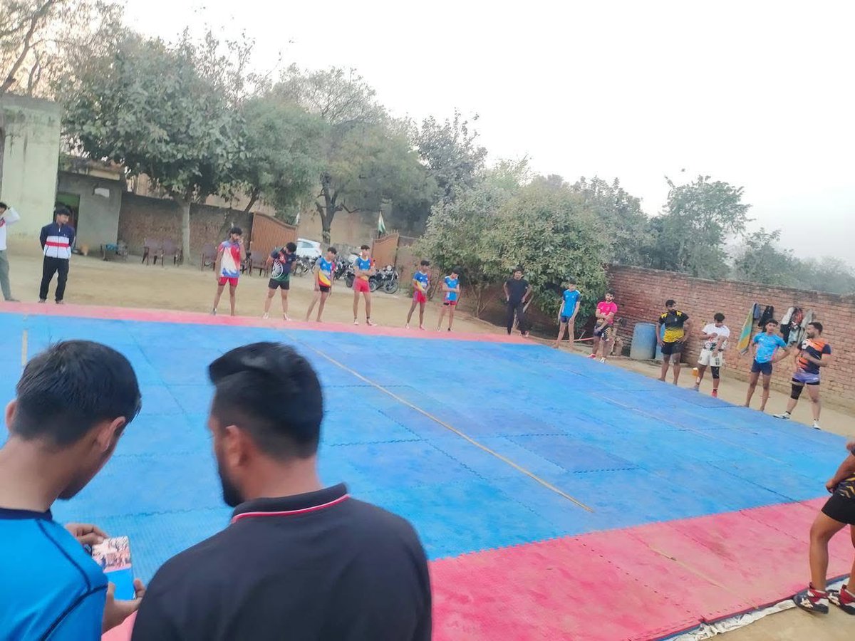 माननीय ⁦<a href="/jayantrld/">Jayant Singh</a>⁩ की प्रेरणा से शहीद भगत सिंह कबड्डी एकेडमी, गांव गुराना, जनपद बागपत के खिलाड़ी अब गद्दों पर अभ्यास करेंगे

150 गद्दे (full court)