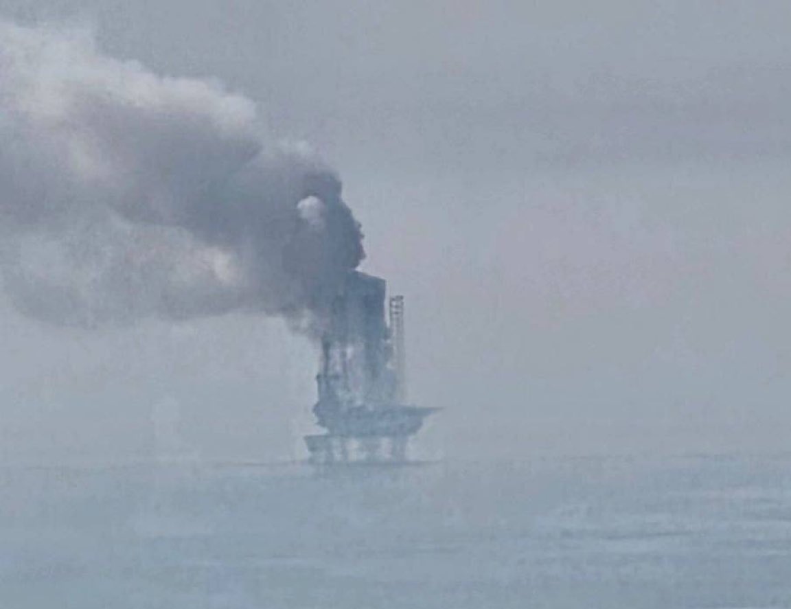 AdameMedia's tweet image. BREAKING: 🚨 reports that an Iranian Shahed-136 drone has struck an Emirati oil platform in the Persian Gulf.

If Iran is going after the oil then this is going to wreck the global economy even more than just closing the strait of Hormuz.  

Trump has made a massive mistake.