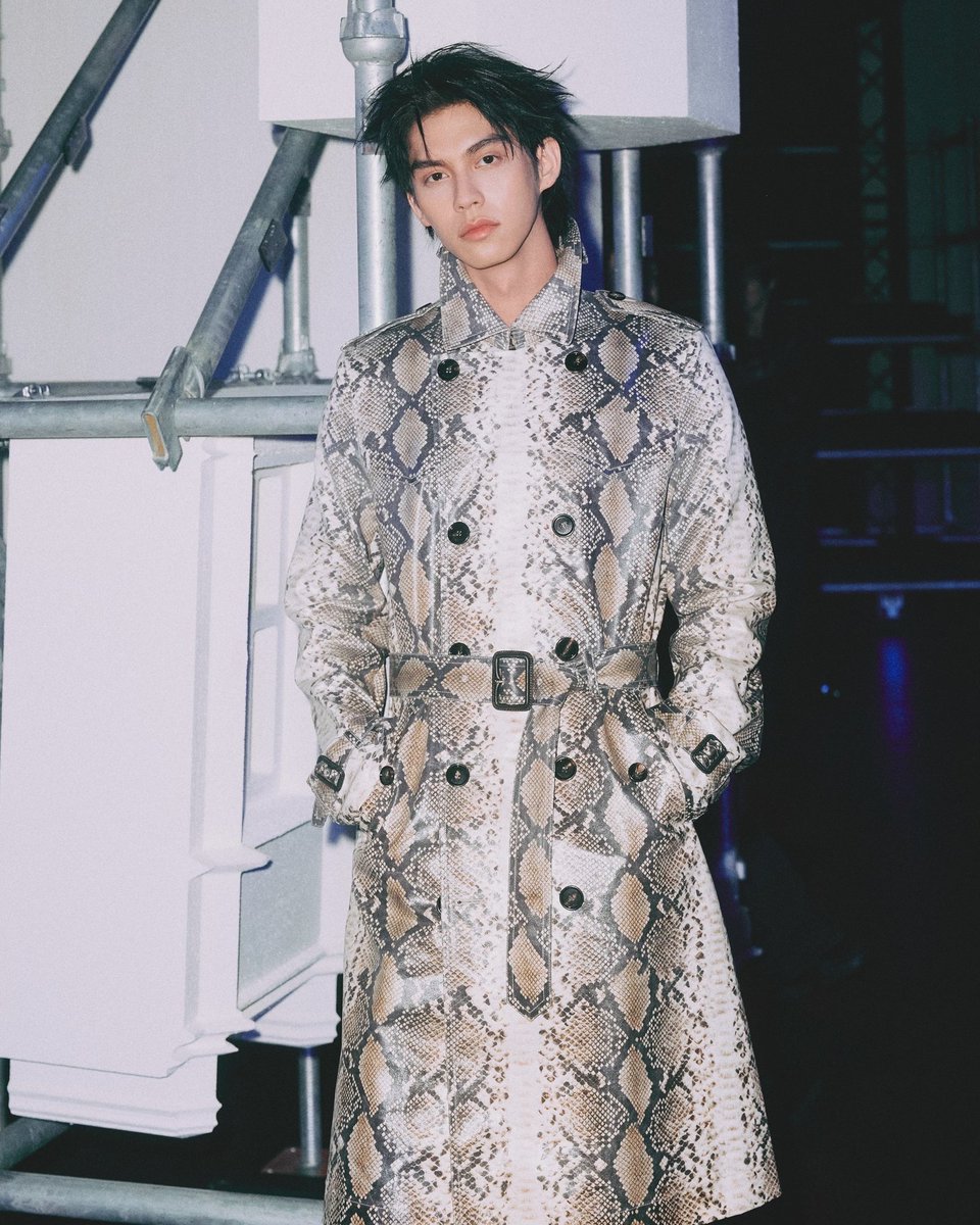 เฉิดฉายความหล่อ! “ไบร์ท วชิรวิชญ์” นั่งฟรอนต์โรว์ชม “Burberry Winter 2026 Show” ที่ London Fashion Week

#Burberry #BurberryxBRIGHT
#BurberryAW26xBRIGHT
#bbrightvc #Cloud9Ent

เรียกเสียงฮือฮาให้แฟน ๆ อีกครั้ง สำหรับหนุ่มสุดฮอต “ไบร์ท–วชิรวิชญ์ ชีวอารี”