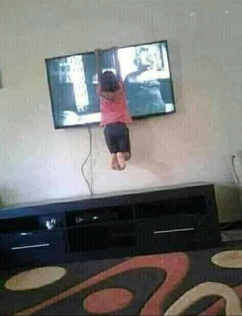 بأمانه ومن غير كذب 
لو هذا الطفل ضيف عندكم
وشفته بهذا الموقف ...
ماذا ستفعل به ؟ 🤔