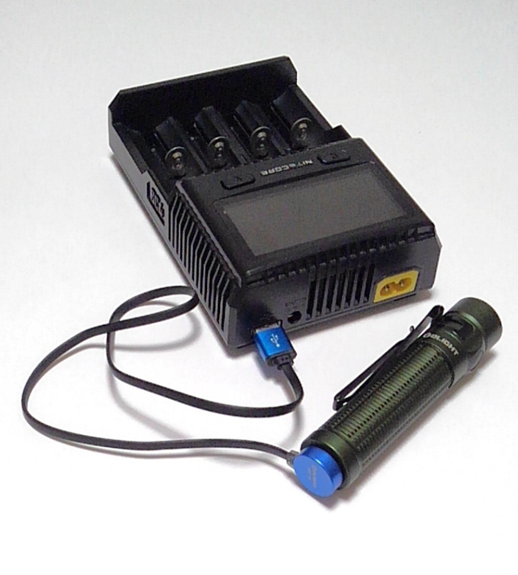 snttm1's tweet photo. #フラッシュライト🔦✨
#充電器
#NITECORE #SC4
旧型ながらコストが掛かっている製品で特長が多い
2.1A USB出力が有り画像の様な外部充電も行える(電源充電池不要)
スロットにも充電池をセットした場合はそちらの充電が優先され充電完了次第USB出力が有効になり外部充電が開始される https://t.co/p9VjHYaziR