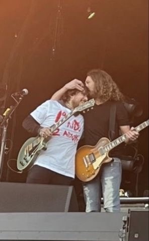 frayggot's tweet photo. Why doesn’t the little guitarist top the big guitarist until he’s crying https://t.co/dTN4P24pCX