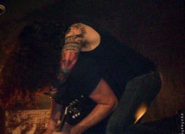 frayggot's tweet photo. Why doesn’t the little guitarist top the big guitarist until he’s crying https://t.co/dTN4P24pCX