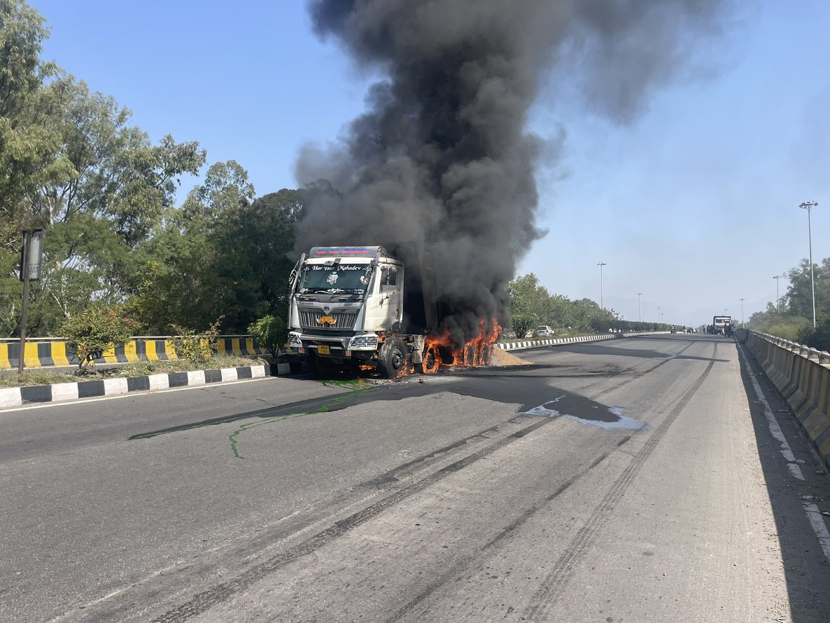 westerncomd_IA's tweet photo. #SwiftResponse #InServiceOfTheNation
#WeCare
Exemplary courage and swift action by the #KhargaSappers averted a major disaster on the Chandigarh–Shimla NH when a truck carrying inflammable material caught fire.
The fire crew of 16 Engr Regt responded instantly, bringing the blaze under control, preventing loss of life and averting extensive damage.
In seamless coordination with the civil administration - deploying military water trucks, clearing stranded vehicles and regulating traffic on the busy highway - the troops ensured the safety of civilians.
@adgpi
@prodefencechan1