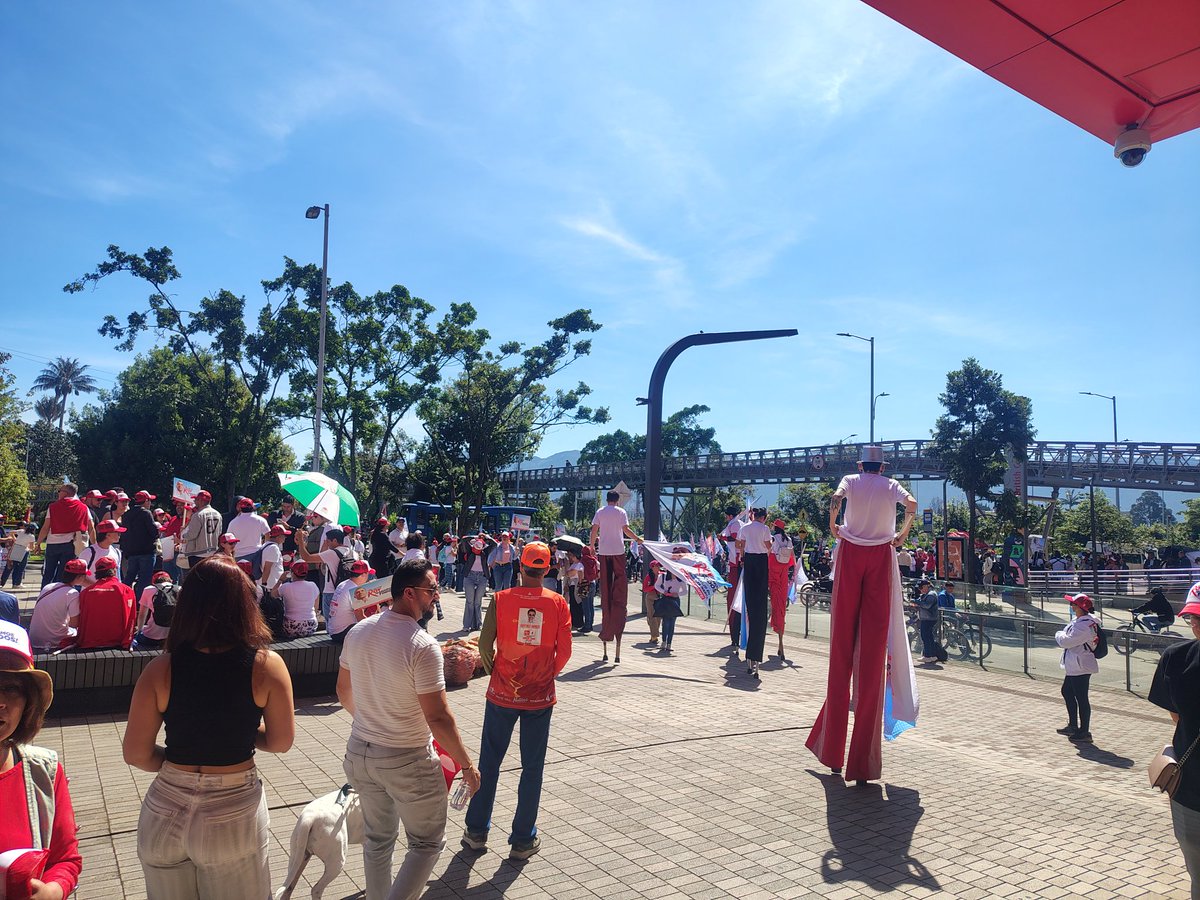 LauraDanielaCM's tweet photo. Empieza a llegar los que queremos la unidad del proyecto del cambio para caminar juntos con Roy Barreras (@RoyBarreras) https://t.co/x8vwR2EjU0