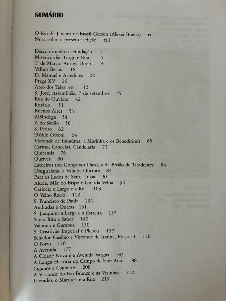 Norma__Lima's tweet photo. E como hoje é aniversário do Rio de Janeiro, eis dois livros da minha coleção sobre a Cidade Maravilhosa, porque tenho orgulho de ser carioca da gema. O História das ruas do Rio eu sempre consulto quando leio a ficção do século XIX, pois traz estudo detalhado sobre a mudança da geografia e dos nomes das ruas da cidade. O outro tem mais de 60 anos, é uma linda edição comemorativa do quarto centenário de fundação, com textos de Bandeira e Drummond. #aniversárioRiodeJaneiro