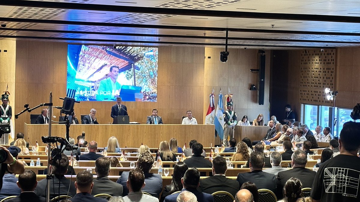 Siguen año tras año prometiendo obras que no se ejecutan.
La ciudad es un basural detonado.
Hablan de transporte, pero no hay licitación, colectivos deteriorados y sin frecuencias.
El intendente parece tener amnesia: hace 6 años que gobiernan.
Menos relato, más gestión.