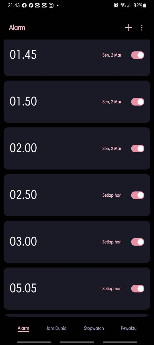 dindirae's tweet photo. mau tidur kudu pasang alarm segini banyaknya. gini aja kadang masih keskip bangun bangun jam 5.15 https://t.co/0EW6yrYncp