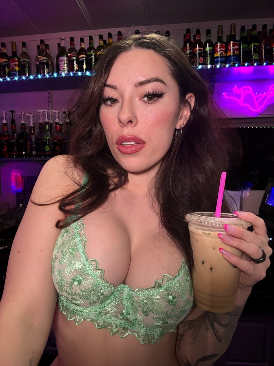 TheCoffeeMami_'s tweet image. Happy March! Bring on the new month at Chrome 1 with our seasonal drink specials! Ask me for a "Lucky Charms" latte. Made with white coffee- it's absolutely delicious! 😋 ✨ I will be here until 12:30 PM @chromegirlspdx 
#hillsborooregon #coffeetime #espresso