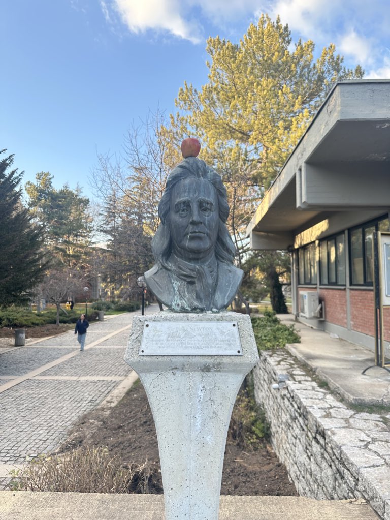 yemekhanede her elma çıktığında önündeki newton heykeli: