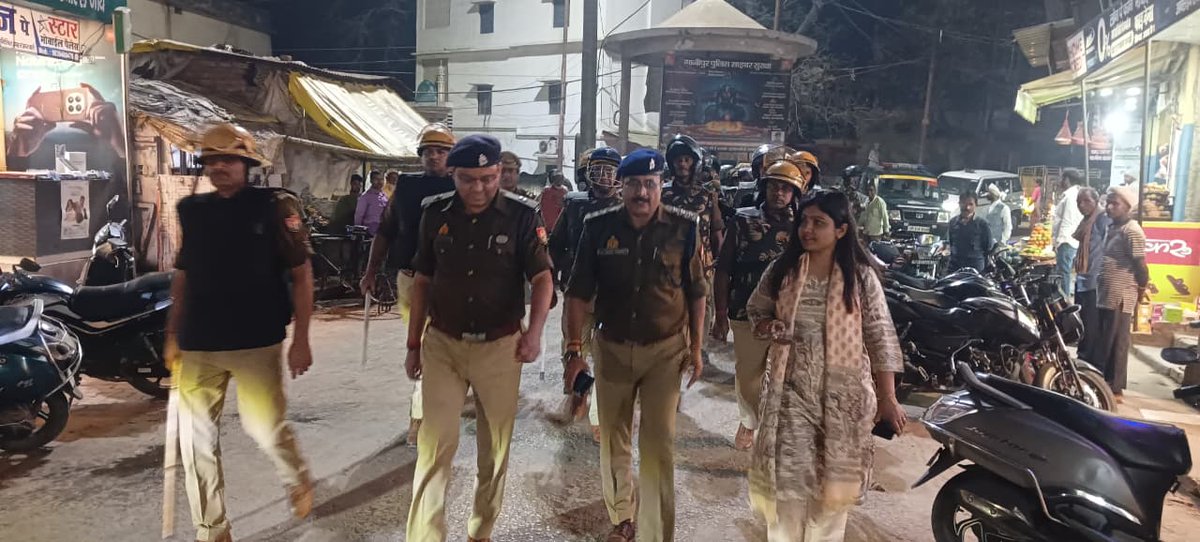 ghazipurpolice's tweet photo. आज दिनांक 01.03.2026 को आगामी त्योहार होलिकोत्सव/ होली को शांतिपूर्वक/सौहार्दपूर्ण वातावरण में सकुशल सम्पन्न कराए जाने व सुदृढ़ कानून व्यवस्था के दृष्टिगत #SP_Rural (अपर पुलिस अधीक्षक ग्रामीण) श्री अतुल सोनकर,  उपजिलाधिकारी मुहम्मदाबाद व  #co_मुहम्मदाबाद श्री सुधाकर पांडेय मय थाना मुहम्मदाबाद पुलिस टीम द्वारा थाना क्षेत्रांतर्गत कस्बा, प्रमुख बाजारों, रेलवे स्टेशन आदि भीड़- भाड़ वाली जगहों पर फ्लैग मार्च/पैदल गश्त किया गया। इसी क्रम में क्षेत्रांतर्गत शराब की दुकानों की चेकिंग की गई तत्पश्चात होलिका दहन स्थलों का निरीक्षण कर जनमानस से शांतिपूर्वक त्यौहारों को मनाने की अपील की गई।
@Uppolice @IgRangeVaranasi @adgzonevaranasi