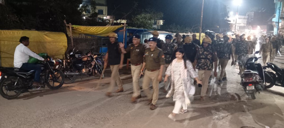 ghazipurpolice's tweet photo. आज दिनांक 01.03.2026 को आगामी त्योहार होलिकोत्सव/ होली को शांतिपूर्वक/सौहार्दपूर्ण वातावरण में सकुशल सम्पन्न कराए जाने व सुदृढ़ कानून व्यवस्था के दृष्टिगत #SP_Rural (अपर पुलिस अधीक्षक ग्रामीण) श्री अतुल सोनकर,  उपजिलाधिकारी मुहम्मदाबाद व  #co_मुहम्मदाबाद श्री सुधाकर पांडेय मय थाना मुहम्मदाबाद पुलिस टीम द्वारा थाना क्षेत्रांतर्गत कस्बा, प्रमुख बाजारों, रेलवे स्टेशन आदि भीड़- भाड़ वाली जगहों पर फ्लैग मार्च/पैदल गश्त किया गया। इसी क्रम में क्षेत्रांतर्गत शराब की दुकानों की चेकिंग की गई तत्पश्चात होलिका दहन स्थलों का निरीक्षण कर जनमानस से शांतिपूर्वक त्यौहारों को मनाने की अपील की गई।
@Uppolice @IgRangeVaranasi @adgzonevaranasi