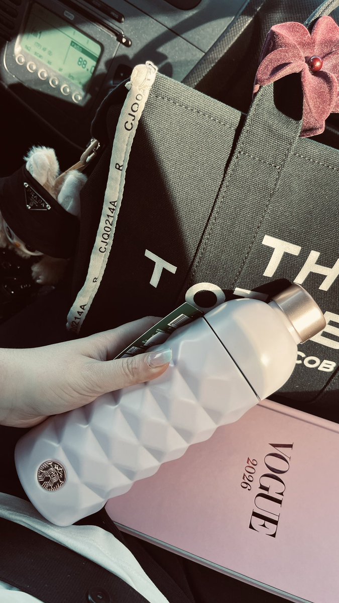 laurusaf14_'s tweet photo. Mi felicidad📈 

#starbucks #labubu #prada #vogue https://t.co/kepaJoUlI1