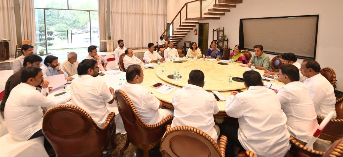 KTR_News's tweet photo. 🟢 February 28th:
Conducted a review meeting with Greater Hyderabad BRS leaders on GHMC election preparations and attended an Iftar gathering in Nampally.

THREAD : (5/6) https://t.co/7capcMnkHt