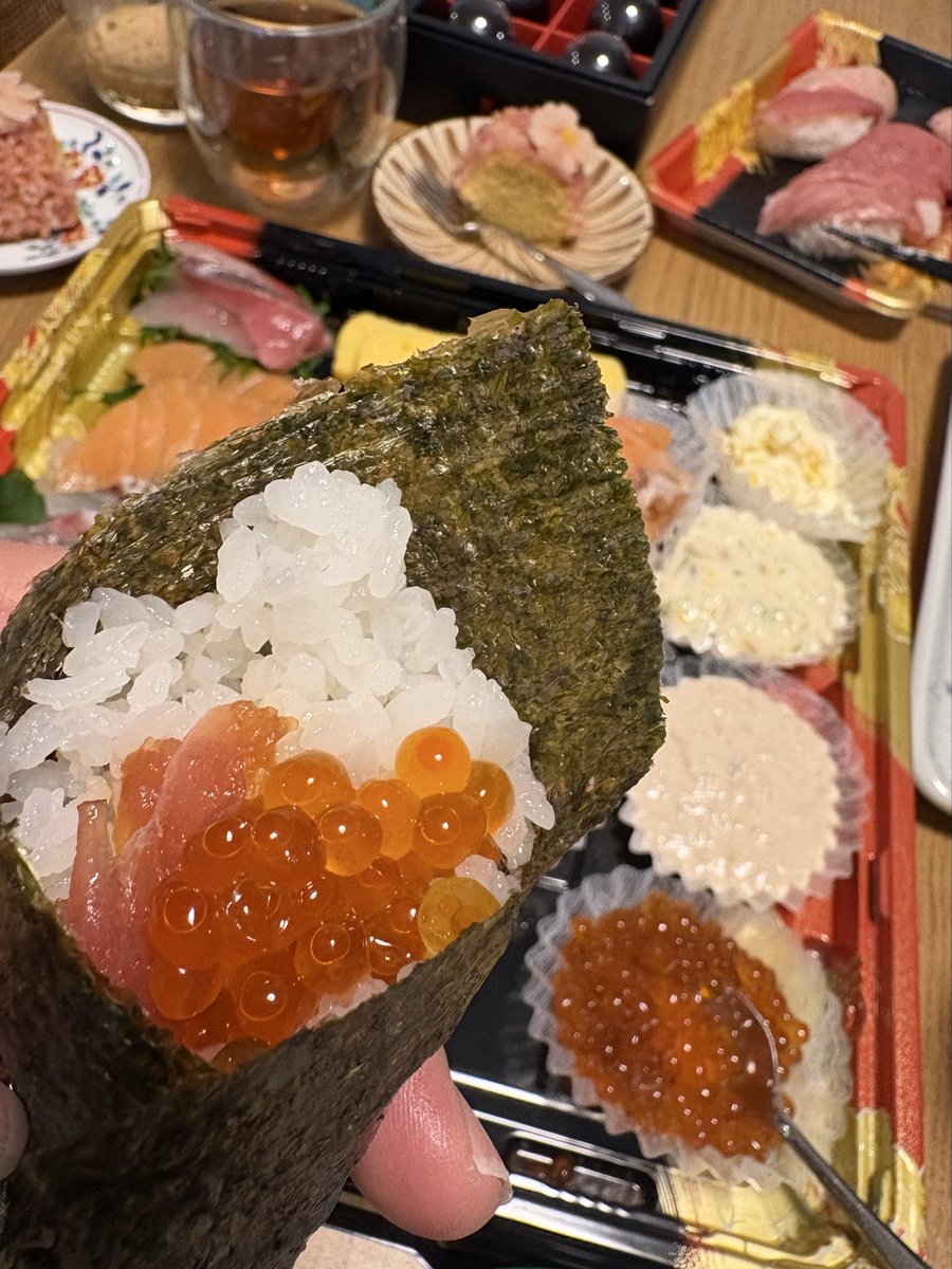 姪っ子と姪っ子ママと一緒にひなまつりケーキ作りました🩷ちなみに2枚目のガナッシュはパパ作！！下の妹昔からお菓子作り好きで、最近姪っ子も一緒にがんばってるから、パパも一緒に頑張ってるらしい👏ご飯はUがずっと食べたいって言ってた手巻き寿司🥺💕手巻き寿司うまいハマりそう🩷✨