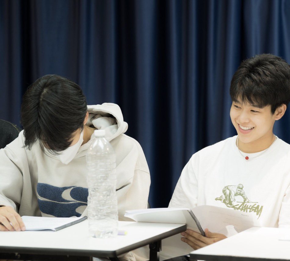 vanilaskise's tweet photo. ต่อบทอะไรคะเนี่ย ทำไมสายตาหวานเชียวว กฤษฎิ์ให้ 1 0 บ า ท มองพี่ภพด้วยสายตาแบบนี้อีกรอบให้เห็นทีีีีี 😻💘🤏🏻
#FirstReadLovex3
#Lovex3
#krmjtc #ppophs https://t.co/vlNHGHxhGm