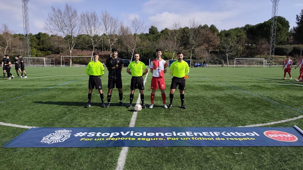 RFFM_oficial's tweet photo. 🫂 @edmoratalaz y @uniCiempozuelos se unen a la campaña de la RFFM y la @policia contra la violencia en el fútbol

La vicepresidenta de Logística, Tina Godoy, ha asistido al encuentro disputado hoy en la Dehesa de Moratalaz bajo el lema #StopViolenciaEnElFútbol 🛑 https://t.co/A6JDHu3Po9