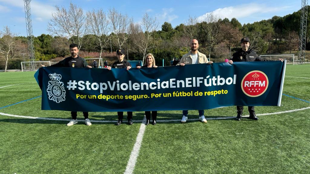 RFFM_oficial's tweet photo. 🫂 @edmoratalaz y @uniCiempozuelos se unen a la campaña de la RFFM y la @policia contra la violencia en el fútbol

La vicepresidenta de Logística, Tina Godoy, ha asistido al encuentro disputado hoy en la Dehesa de Moratalaz bajo el lema #StopViolenciaEnElFútbol 🛑 https://t.co/A6JDHu3Po9