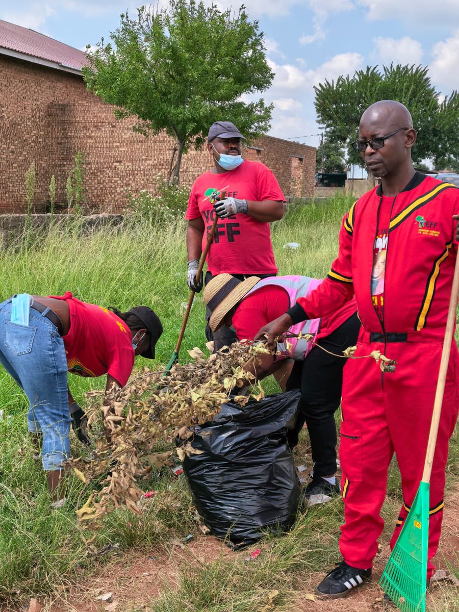 MpumalangaEff's tweet photo. ♦️In Pictures♦️
The Council Speaker of Steve Tshwete and Subregional Chairperson, Fighter Joe Ngubeni leading #AndriesTatane cleaning campaign in ward 25.
The Subregional Chairperson was with branch leadership in Middelburg.
#RegisterToVoteEFF https://t.co/AKh0FVFqkd