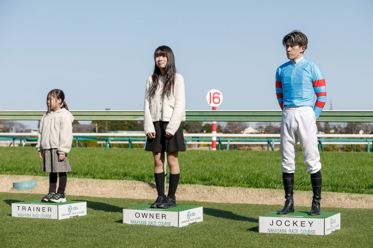 netkeiba's tweet photo. 【日曜中山9R 富里特別(4歳上2勝)】
ずいぶん若いトレーナーとオーナー様。
撮影：下野雄規 https://t.co/68KWcRaCm5
