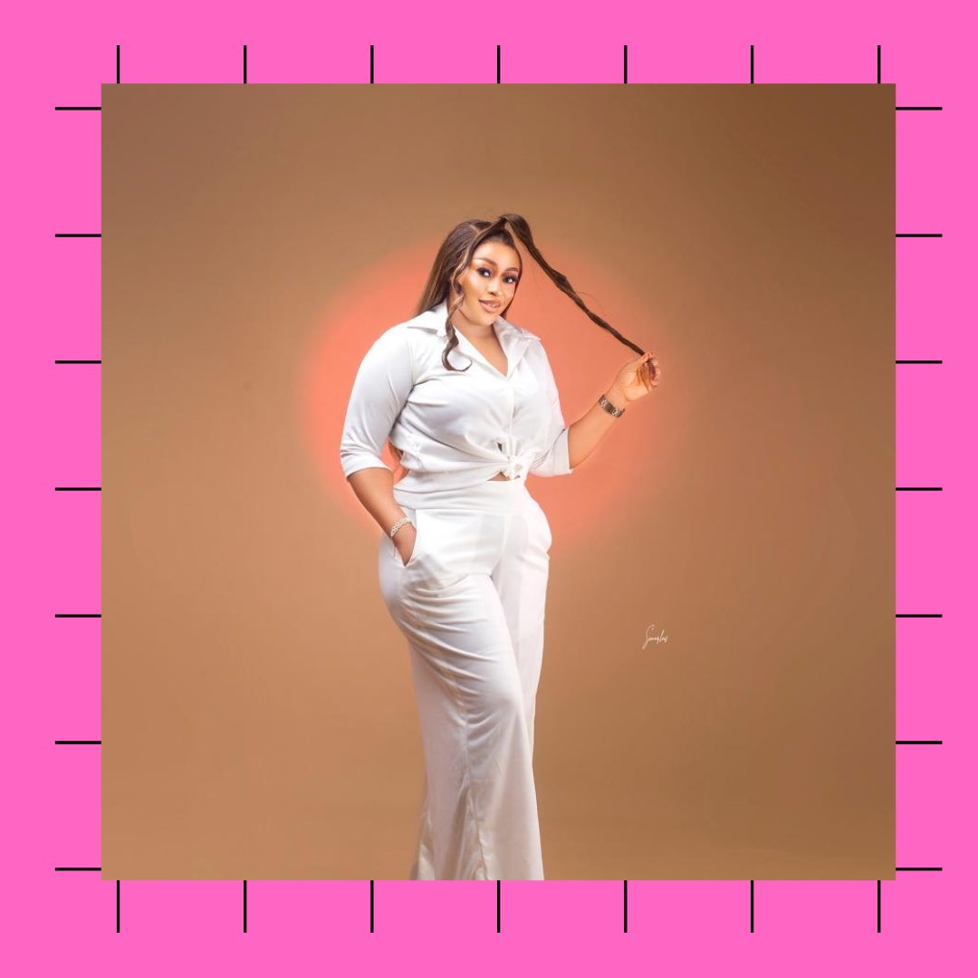 White outfit  (can be styled in different ways see next slide)
Size : UK 14
Price : N12,000
Condition : preloved 

Location : Egbeda, Lagos