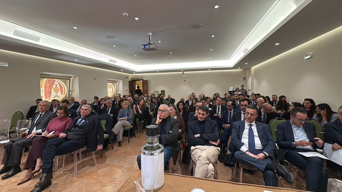 anfaci1978's tweet photo. La nostra Assemblea nazionale guarda al futuro della funzione prefettizia e dell’Alta dirigenza dell’Interno: più unità, autorevolezza, partecipazione. Centrale il coinvolgimento dei giovani colleghi: energia, idee e responsabilità per far crescere la nostra comunità #ANFACI https://t.co/M9JnDuDkdt