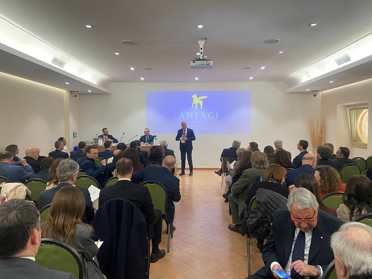anfaci1978's tweet photo. La nostra Assemblea nazionale guarda al futuro della funzione prefettizia e dell’Alta dirigenza dell’Interno: più unità, autorevolezza, partecipazione. Centrale il coinvolgimento dei giovani colleghi: energia, idee e responsabilità per far crescere la nostra comunità #ANFACI https://t.co/M9JnDuDkdt