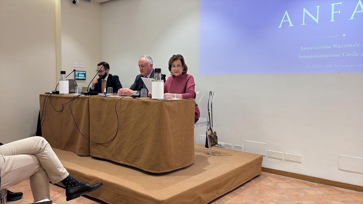 anfaci1978's tweet photo. La nostra Assemblea nazionale guarda al futuro della funzione prefettizia e dell’Alta dirigenza dell’Interno: più unità, autorevolezza, partecipazione. Centrale il coinvolgimento dei giovani colleghi: energia, idee e responsabilità per far crescere la nostra comunità #ANFACI https://t.co/M9JnDuDkdt