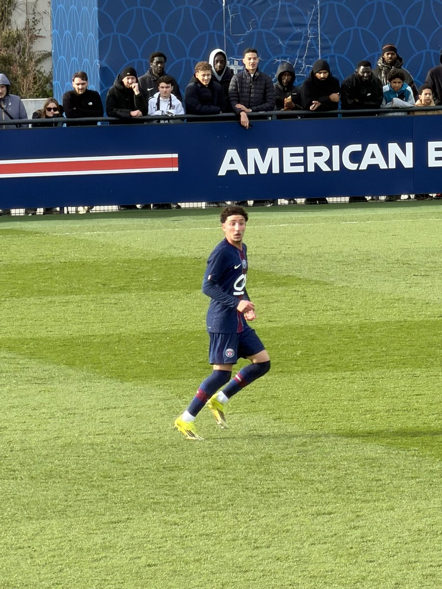 Donnez lui un contrat 🔥🔥🔴🔵