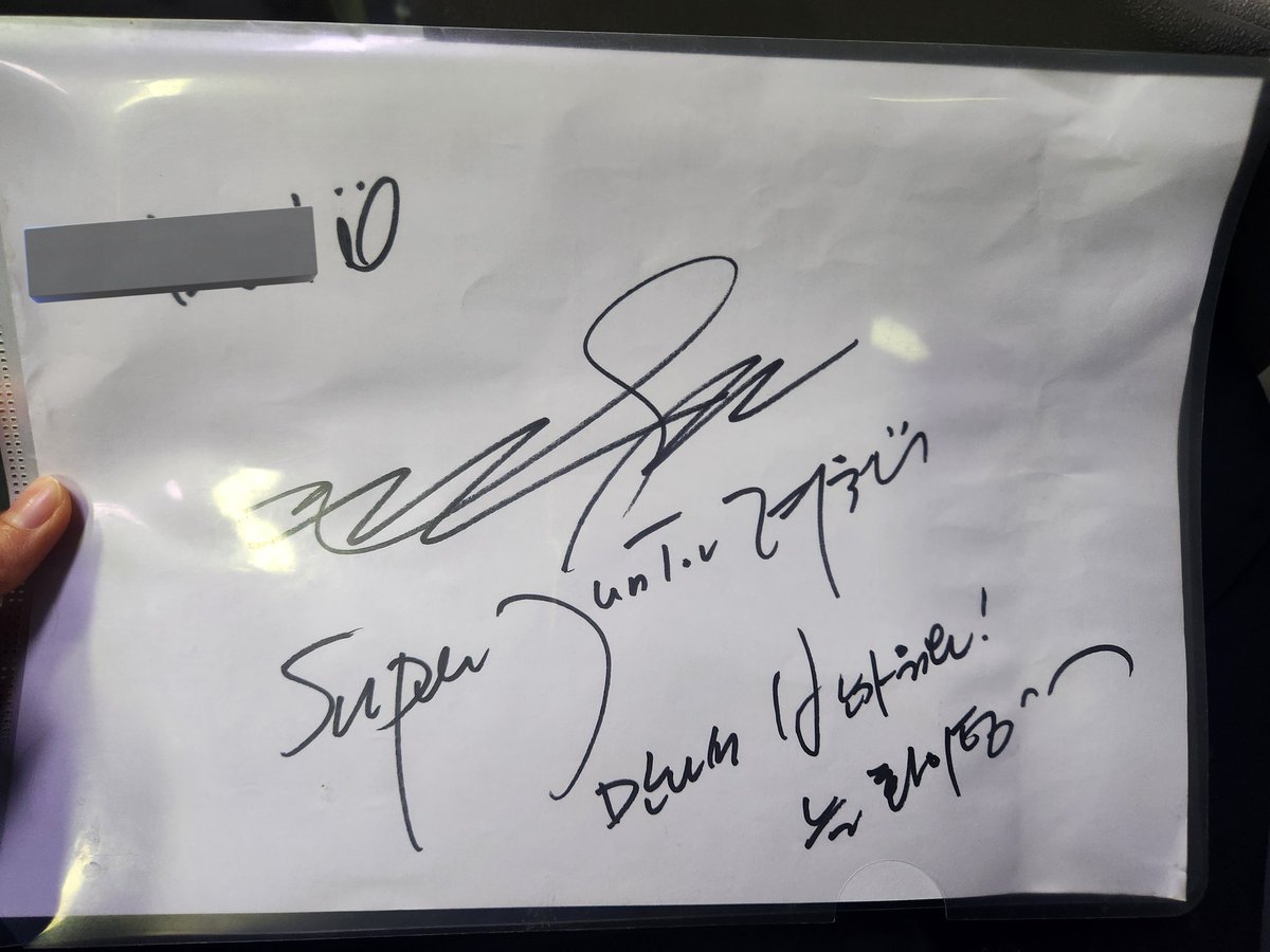 sj_mina23's tweet photo. 이 계정 정말 오랜만인데 오늘 려욱 뮤지컬 보구 우리 라멘집 왔다감 .!! 신도림 근처여서 뮤지컬 보고 오는 손님들 많긴 했는데 령구가 올줄이야... 손 달달떨고 싸인받아따... 급해서 가게 거래명세서 뒤에 받았음 ㅋㅋㅋㅋ https://t.co/BYiuRkJUky