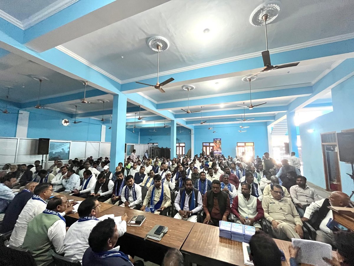 BSP हमेशा की तरह इस बार भी बहुजन नायक कांशीराम साहब की जयंती पर बड़े ही जोर शोर से मनाएगी।🔥😎

आज बहन मायावती के दिशा निर्देशों पर प्रदेश अध्यक्ष श्री विश्वनाथ पाल जी की अगुवाई में 15 मार्च को बहुजन नायक एवं सामाजिक न्याय के पुरोधा मान्यवर कांशीराम साहब जी की जयंती के कार्यक्रम