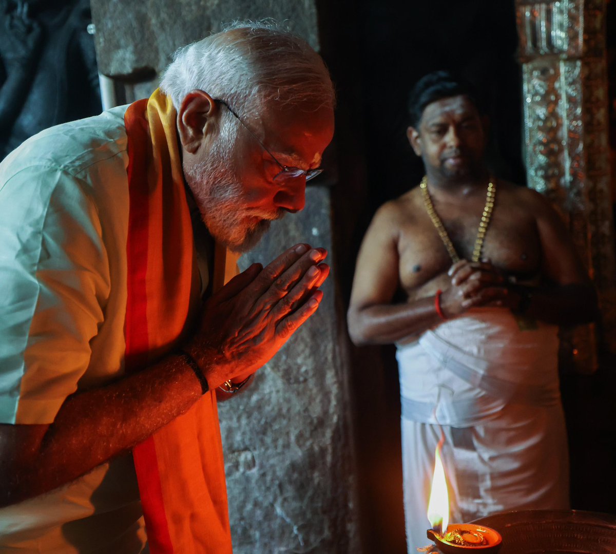 நம் தமிழ் கடவுள் முருகனின் ஆறுபடை வீடுகளில் முதற்படையாக விளங்கும் திருப்பரங்குன்றம் திருத்தலத்தில் அருள்பாலிக்கும் முருகப்பெருமானை, இன்றைய தினம் நம் மாண்புமிகு பாரத பிரதமர் திரு. <a href="/narendramodi/">Narendra Modi</a> அவர்களுடன் இணைந்து  தரிசிக்கும் பாக்கியம் எனக்குக் கிடைத்தது.

அருள்மிகு