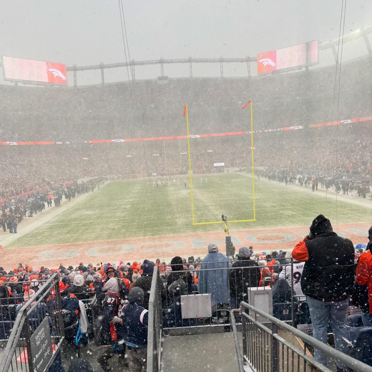 COSportsNut's tweet image. Winter literally came and went in the second half of the #Broncos AFC Championship game. 

Not sure I’m ever going to forgive Mother Nature for this