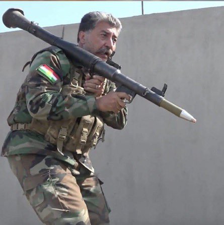 Aradaki Farka bakın.Baronlar hepsinin saçı beyazlanmış hayatlarında mermi sıkmamışlar Kurdistani istemiyorlar Kürt  kizlarin namusunu ailelerinden kopariyorlar.Kürt  bayrağına  karşılar  Kurdistan'a uyuşturucu sokuyorlar Petrol  ve Para için Kürtleri öldürüp sürgün ediyorlar.